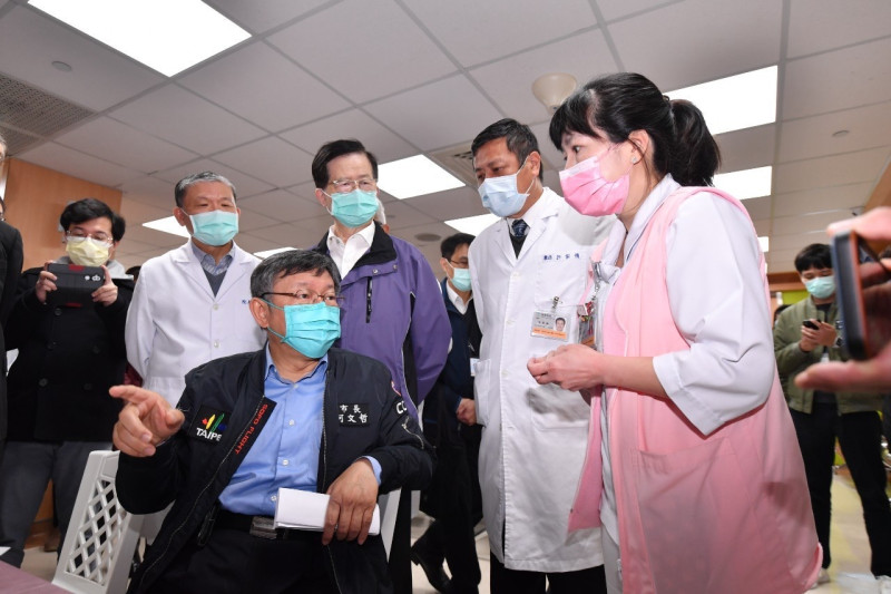 台北市長柯文哲今日上午前往和平醫院視察首日AZ疫苗醫護人員施打情況。   圖：台北市政府 / 提供