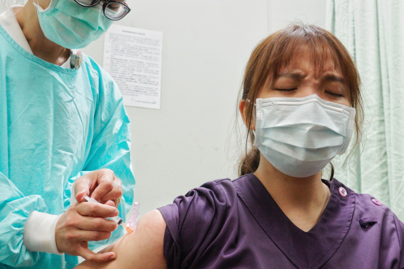 全台醫護人員也已經開始接種AZ疫苗。   圖：張良一/攝