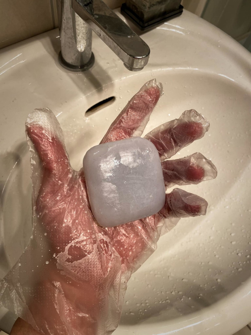最後李沛旭只好「帶套」，呼籲大家防疫期間還是要好好洗手。   圖：翻攝自李沛旭臉書