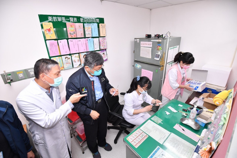 台北市長柯文哲今日一早前往視察和平醫院醫護人員施打疫苗的情況。   圖：台北市政府 / 提供