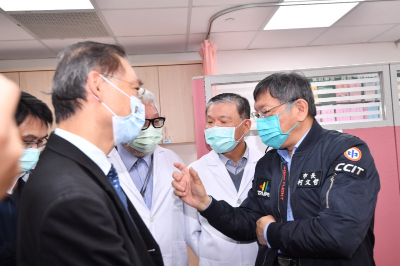 台北市長柯文哲今日一早前往視察和平醫院醫護人員施打疫苗的情況。   圖：台北市政府 / 提供