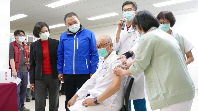新北市長侯友宜今日前往亞東醫院視察醫護人員施打AZ疫苗。   圖：新北市衛生局 / 提供