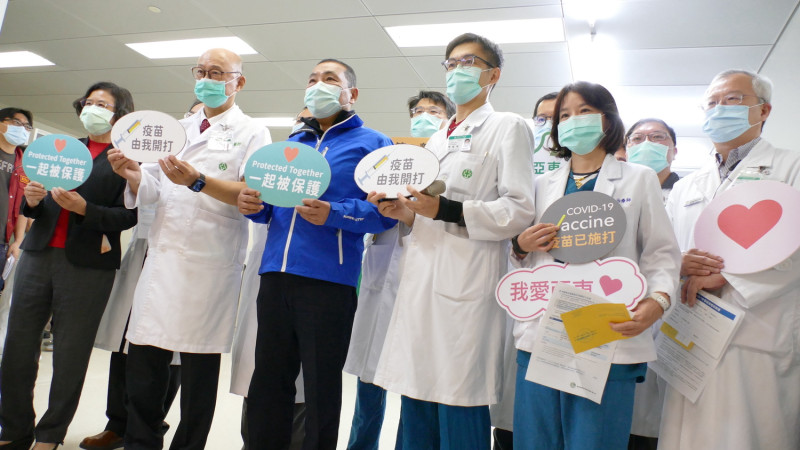 新北市長侯友宜今日前往視察亞東醫院第一線醫護人員施打疫苗情形。   圖：新北市衛生局 / 提供