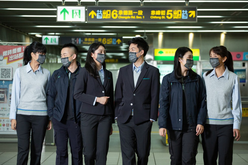 台北捷運慶祝通車25週年，與中衛聯合推出紀念款口罩，並免費發放25萬枚。   圖：取自「台北捷運 Metro Taipei」臉書
