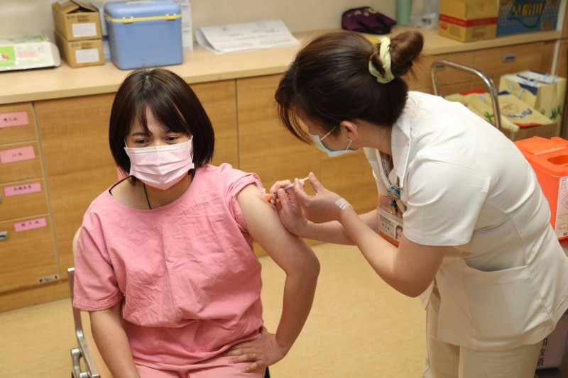 嘉義縣醫護人員今天起開始施打AZ疫苗。   圖：嘉義縣政府/提供