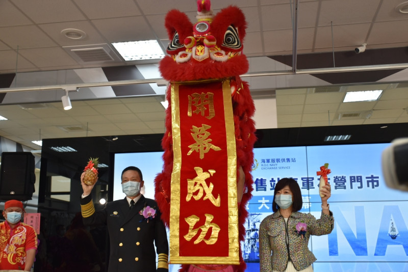 海軍司令劉志斌(左)與嘉裕西服總經理張祖蕙賀開幕。   圖:孫家銘/攝