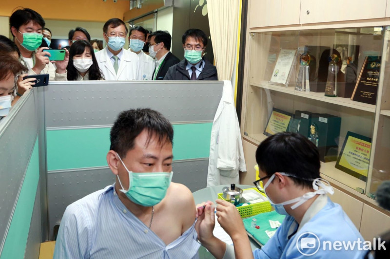 COVID-19疫苗雲嘉南地區第1針疫苗由奇美醫院感染科醫師蘇柏安接受施打，台南市長黃偉哲特地至永康奇美醫院關懷醫護人員接種疫苗。   圖：台南市政府提供