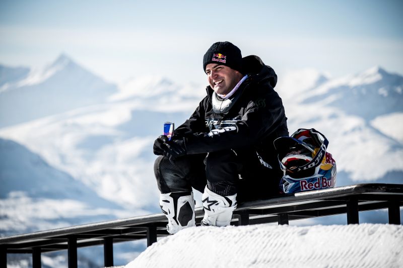 瑞士新星Red Bull越野車手Rebeaud騎乘電動越野車飛越知名Laax雪場挑戰高難度障礙賽。   Red Bull 提供
