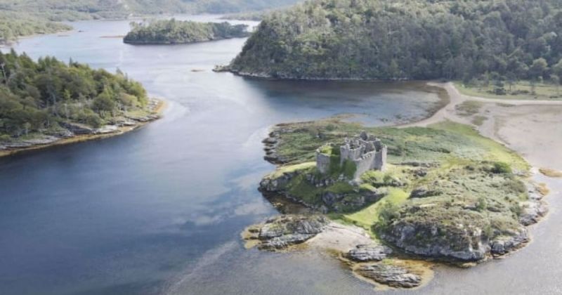 英國一家拍賣行近日在官網拍賣一座位於蘇格蘭的小島，整座島售價8萬英鎊 (約新台幣315萬元)，再加贈一座美麗古堡。   圖|Future Property