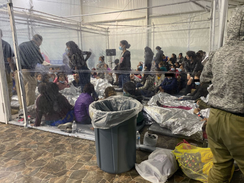 唐納市（Donna）一處邊境收容設施裡的幾張照片，可見設施中有著數百名的非法移民和未成年人。   圖：Henry Cuellar辦公室 / 提供
