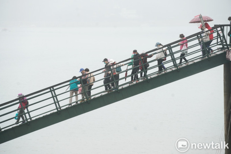 日月潭水位降落差近11公尺，導致連結碼頭的引橋變得異常陡峭，遊客上下引橋險象環生。   圖：張良一/攝