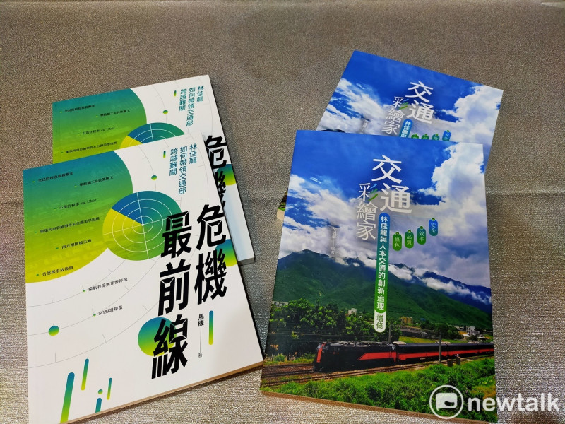 鄭生昌準備兩本書「交通彩繪家」及「危機最前線」,希望大家帶回去好好研讀 唐復年/攝