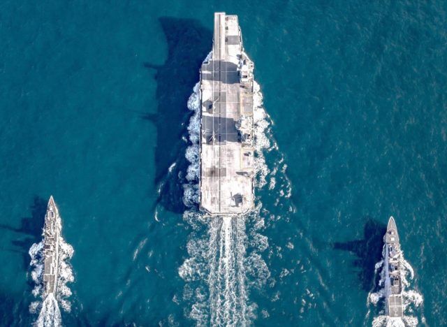 英國航母伊莉莎白女王號航母編隊空拍圖。   圖 : 翻攝自環球網