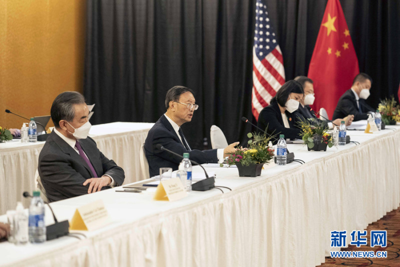 中共中央外事辦公室主任楊潔篪（左二）與美國國務卿布林肯3月19日在美國阿拉斯加進行外交會談。 圖：新華社（資料照片）