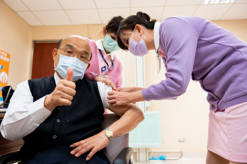 行政院長蘇貞昌3月時率先接種AZ疫苗，希望能讓民眾安心，但台灣因為疫苗不足，接種進度落後。   圖：行政院提供