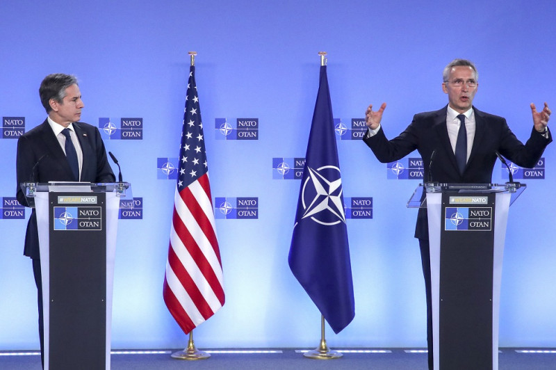 美國國務卿布林肯（左）與北大西洋公約組織（NATO）秘書長史托騰柏格。   圖：達志影像/美聯社