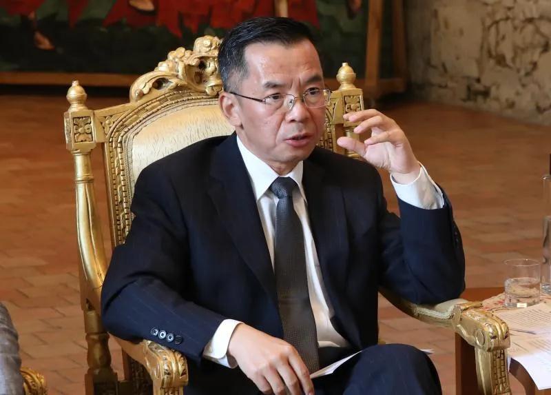 中國駐法國大使盧沙野戰狼式的言論惹怒法國政府，知名作家苦苓也在臉書批評他。   圖：翻攝自中國駐法使館臉書