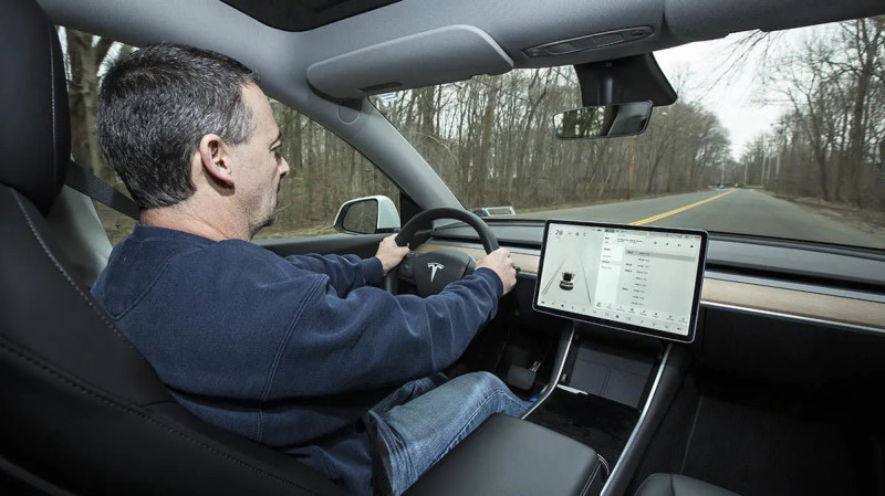 特斯拉在車內安裝鏡頭觀察駕駛行為，引發隱私疑慮。   圖：翻攝自Consumer Reports