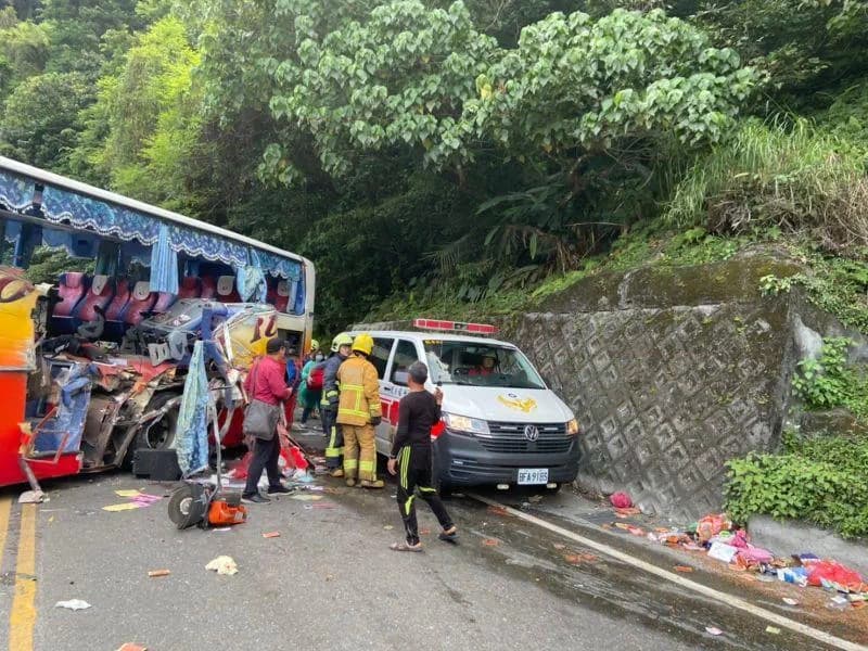 蘇花公路16日發生遊覽車撞山壁的嚴重事故，運安會表示，初步了解事故應與車體結構問題有關。   圖：宜蘭縣消防局／提供