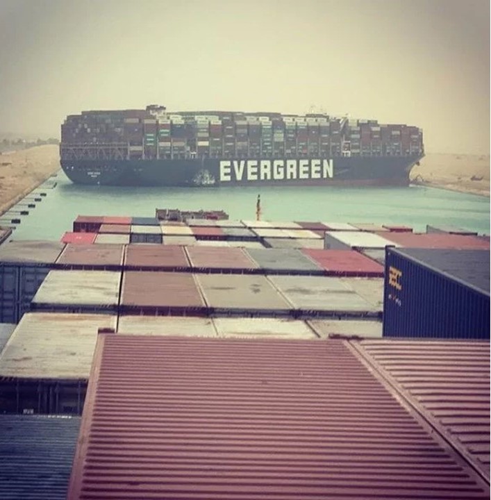 有人剛好拍下長榮海運的貨運船卡在蘇伊士運河的畫面。   圖：翻攝自Instagram