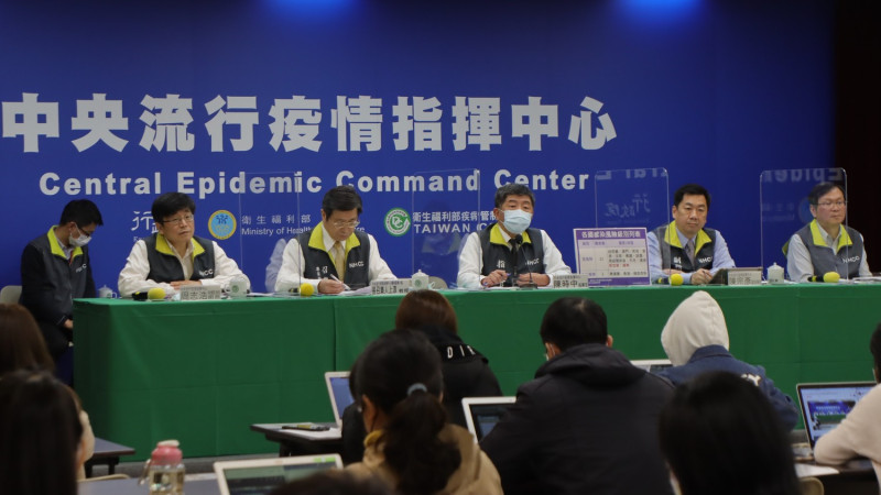 台灣首批牛津AZ疫苗22日開打，中央流行疫情指揮中心指出，截至23日止已累計3,218人接種，累積通報4件不良事件。   圖：中央流行疫情指揮中心/提供