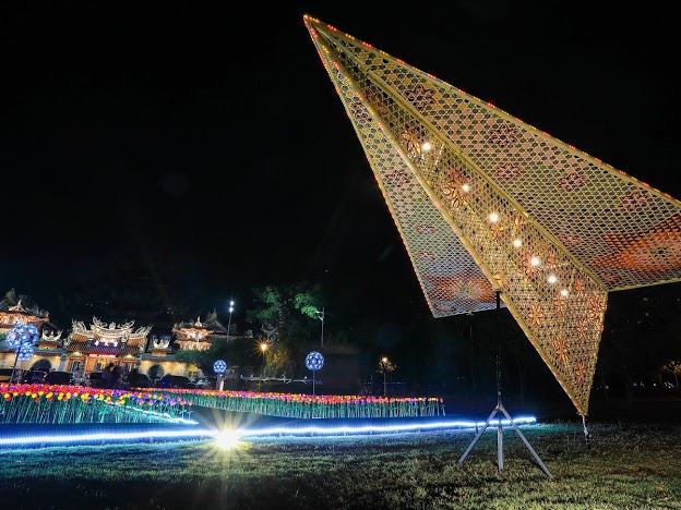 岡山燈藝節的作品—以紙飛機象徵逆境也要高飛的「竹夢翱翔」。   圖：高雄民政局／提供