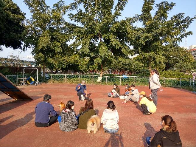 動保處在板橋生命教育園區進行訓犬及生命教育課程。   圖：新北市動保處提供