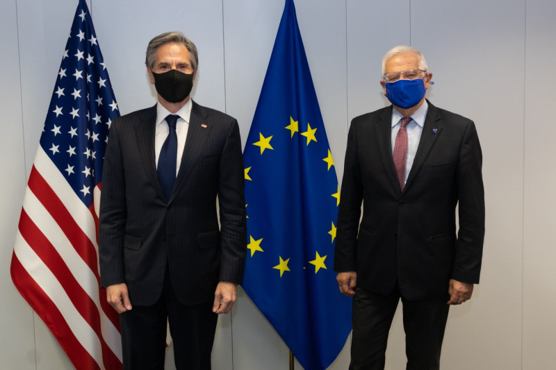美國國務卿布林肯（左）在當地時間24日拜會歐盟外交和安全政策高級代表波瑞爾（右），雙方在會中達成歐美結盟抗中的共識。   圖：翻攝自U.S. Department of State臉書