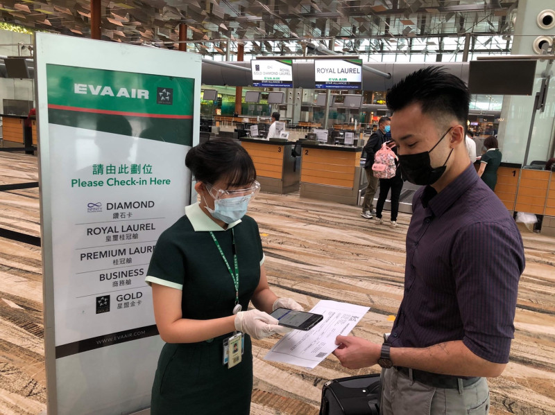 長榮航空由新加坡飛往台北的航班加入試行數位驗證平台，機場地勤人員掃描QR code後，即可迅速判讀旅客所持的醫療報告是否符合入境國的相關政策要求，可提升作業效率。   圖：長榮航空／提供