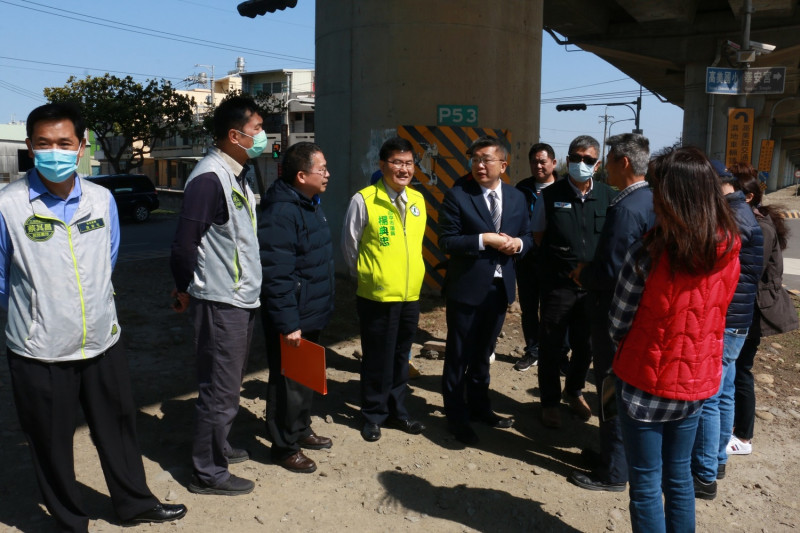 蔡其昌邀公路總局等單位到西濱清水段會勘，解決飛沙走石的問題。   蔡其昌辦公室/提供