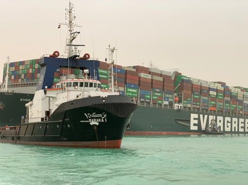 長榮海運巨型貨櫃輪「長賜輪」擱淺在蘇伊士運河上，造成貨輪無法通行。   圖：翻攝自推特
