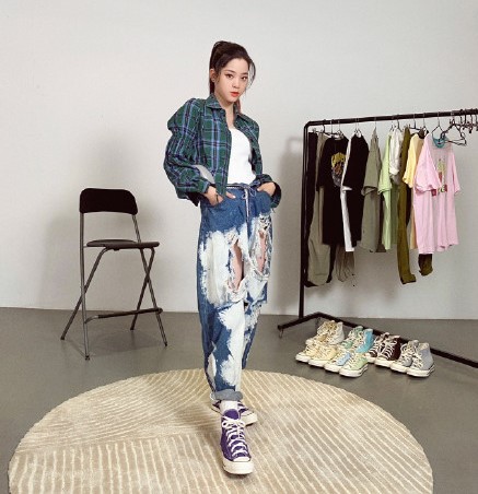 瑞典知名服裝品牌H&M拒用「新疆棉」議題越演越烈，許多國際知名品牌遭到中國網友獵巫，身為Converse中國代言人的藝人歐陽娜娜也被捲入此次風波。   圖：翻攝自微博