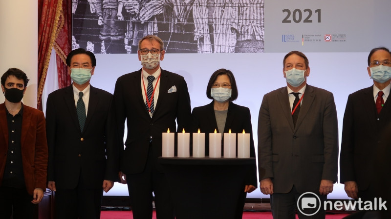 總統蔡英文與以色列、德國駐台代表點蠟燭追思猶太大屠殺犧牲者。   圖：林朝億/攝