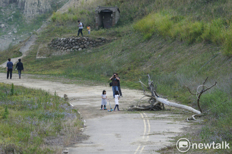 民眾走在原已淹沒在鯉魚潭水庫的舊台三線公路上。   圖：張良一/攝