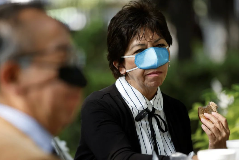 墨西哥近日有口罩廠商推出吃飯時防疫用鼻罩。   圖：翻攝自環球網