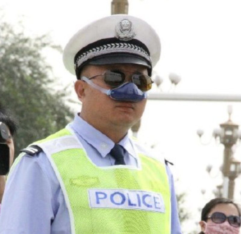 警用防霾空氣淨化器，像極了墨西哥最新發明的鼻罩。   圖：翻攝自環球網