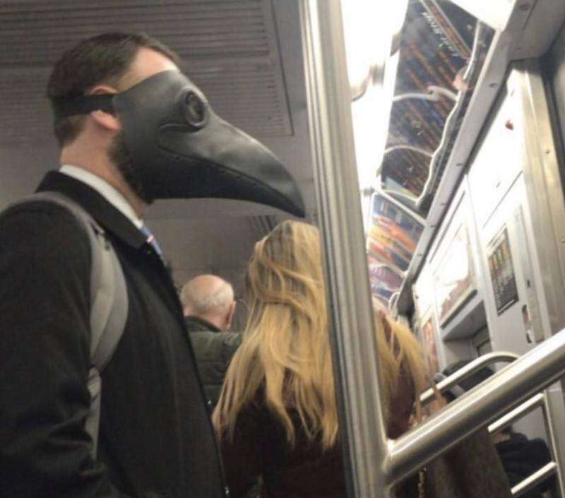 有民眾戴上鳥嘴面罩，口罩樣式百百種。   圖：翻攝自環球網