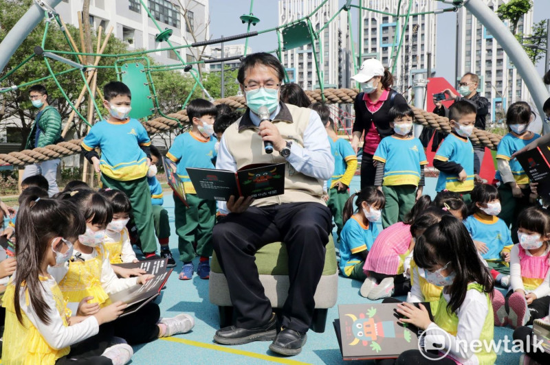台南市立圖書館新總館亮點「閱之森公園」今日啟用，台南市長黃偉哲來到公園與英格堡幼兒園的小朋友們一起朗讀繪本。   圖：黃博郎／攝