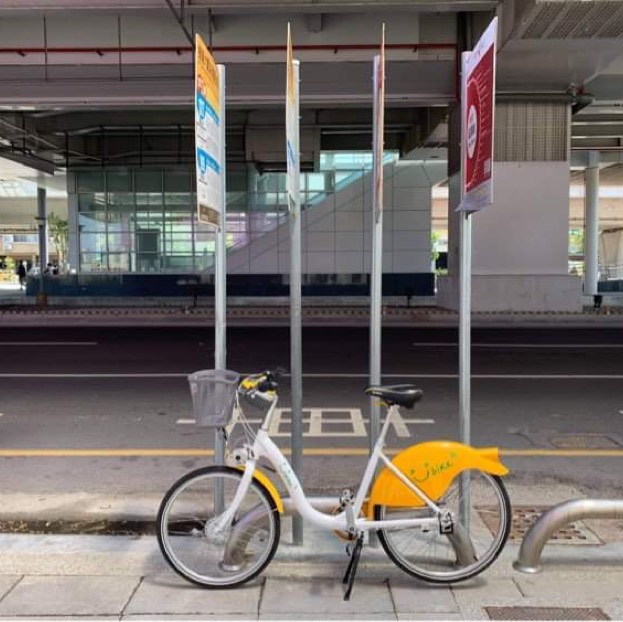 中捷綠線大慶站有四支公車站牌排排站，被戲稱是「連體嬰」站牌，加起來還比一輛iBike還窄。   時力台中黨部/提供