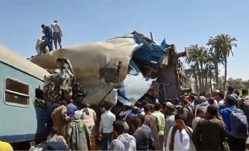 埃及南部索哈省（Sohag）26日發生兩列火車相撞事故，造成多節車廂翻覆，至少32人死亡，66人受傷。   圖：翻攝Egypt Today Magazine推特