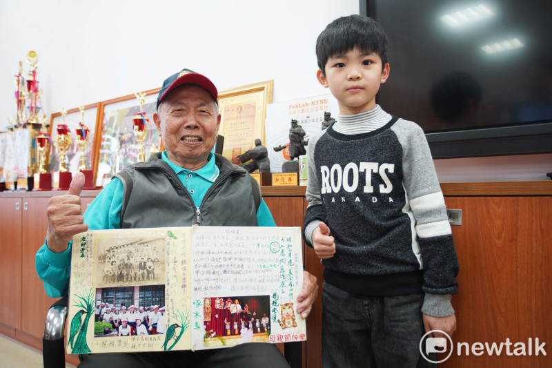 高齡84歲的呂維標（左）一家4代就讀同一所學校，曾孫現在就讀青埔國小二年級，一同見證學校70年來的轉變。   圖：林昀真／攝