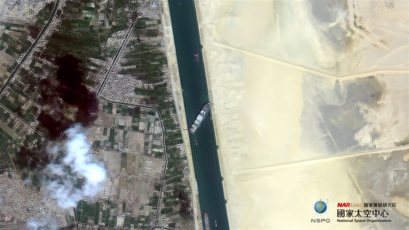 長榮海運「長賜輪」擱淺在蘇伊士運河，中斷水道航運，美國也向埃及方面表達願意提供協助。圖為福衛五號所照的衛星圖。   （圖取自facebook.com/narlnspo）
