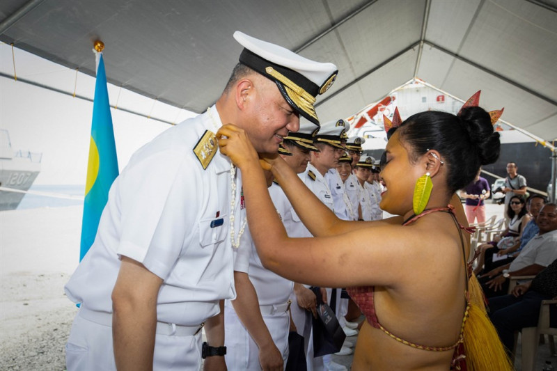 海軍敦睦遠航訓練支隊民國108年訪問帛琉，當地民眾熱情歡迎。（翻攝畫面）   圖 : 中央社/提供