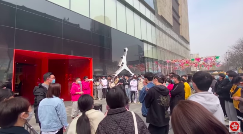 鄭州一家Nike門市民眾大排長龍搶購限量鞋款。   圖：截自無修飾的中國youtube影片