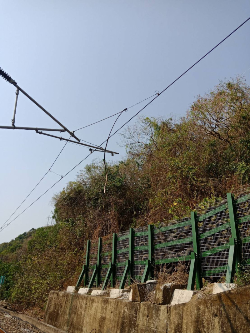 加祿－枋野間電力設備故障（主吊線斷落），該路線暫時封閉搶修中。   圖：台鐵局／提供