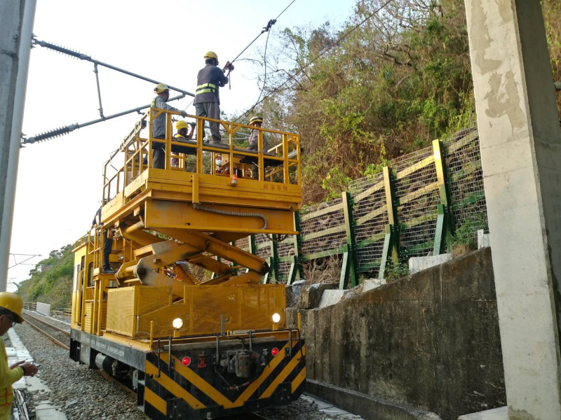 台鐵加祿－枋野間電力設備故障，目前持續搶修中。   圖：台鐵局／提供