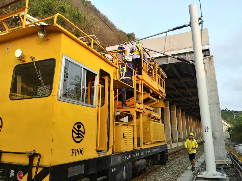 台鐵加祿－枋野間電力設備故障，目前持續搶修中。   圖：台鐵局／提供