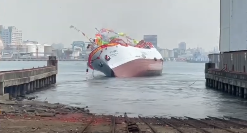 由勝帆漁業公司委託三陽造船廠製造的新船「勝帆188號」剛下水就傾斜。   圖：民眾提供