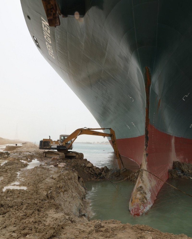 「以小博大」怪手司機在全球爆紅。   圖/翻攝自Guy With The Digger At Suez Canal (@SuezDiggerGuy) 推特