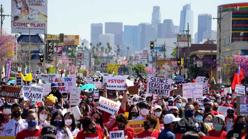 亞特蘭大槍擊案引發全美亞裔不滿，洛杉磯韓國城27日數百人上街遊行，主張「停止仇恨亞裔」。   圖/中央社